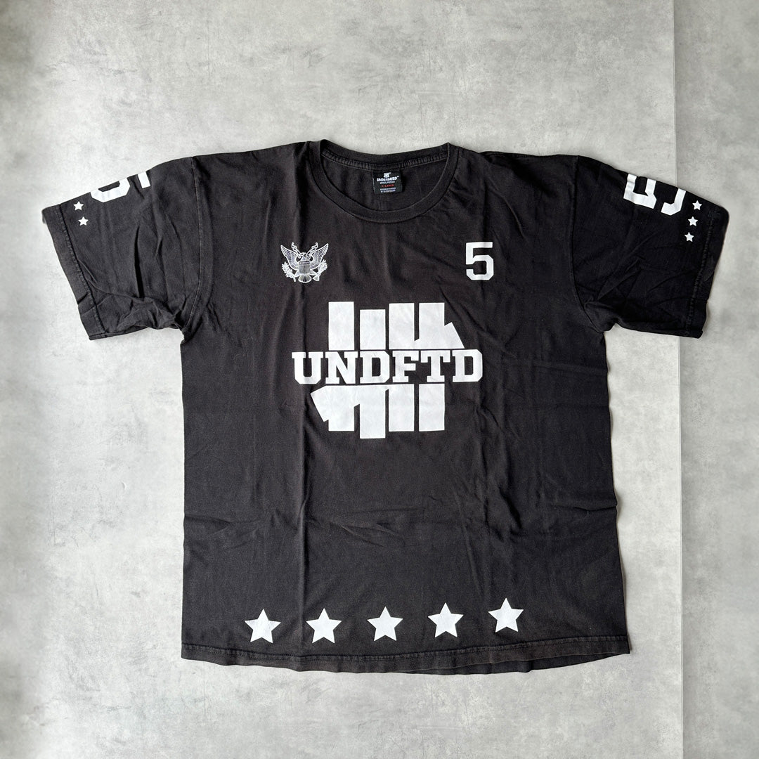 《XL》UNDEFEATED アンディーフーデッド 5ER ロゴ Tシャツ