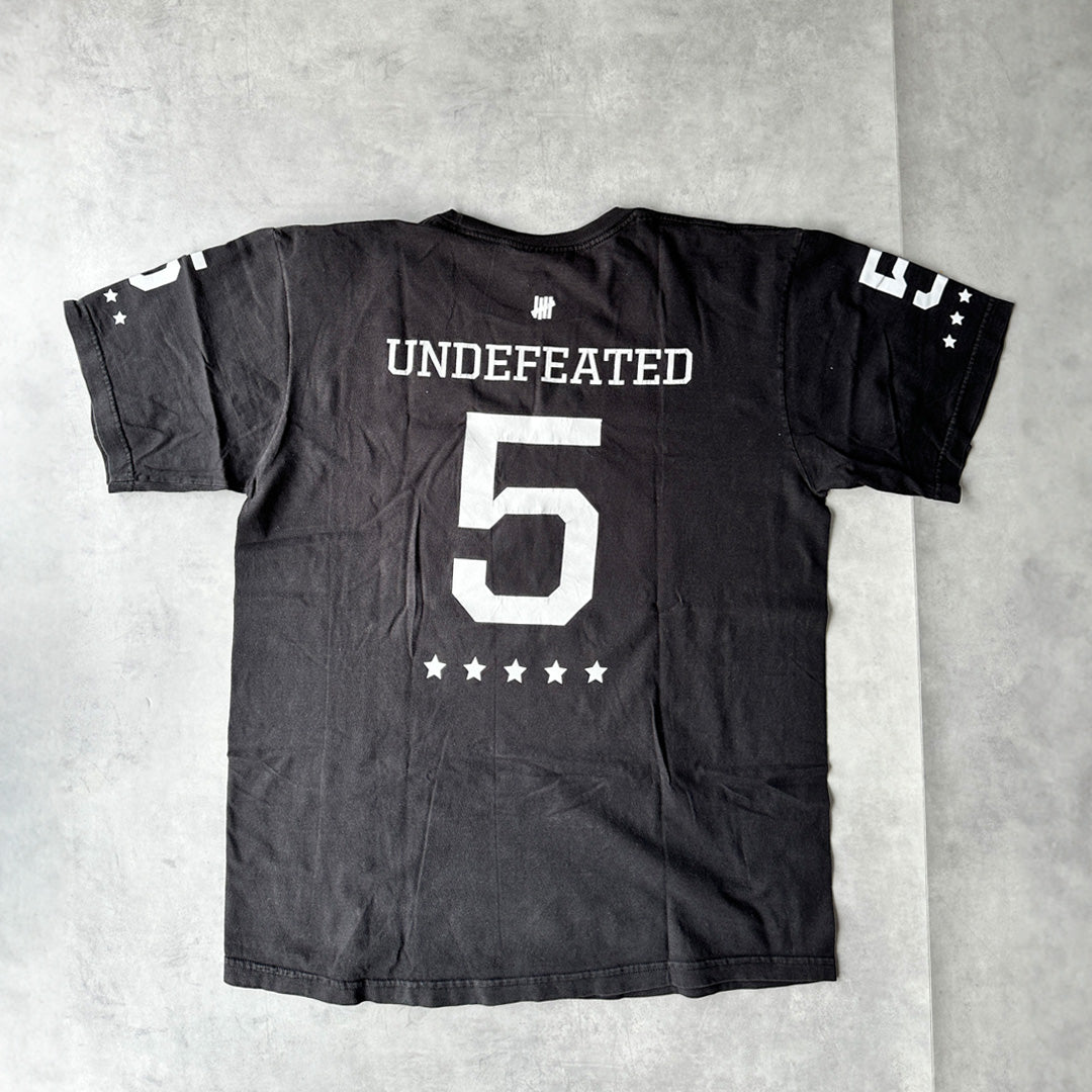 《XL》UNDEFEATED アンディーフーデッド 5ER ロゴ Tシャツ